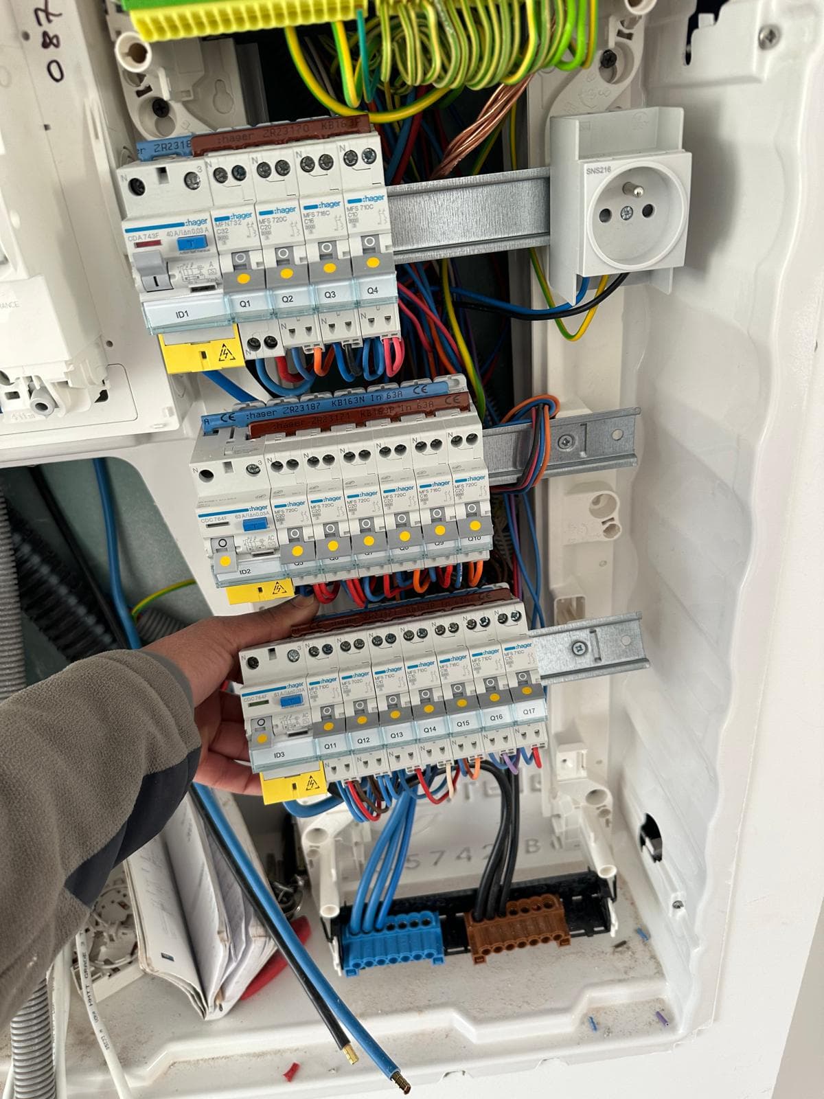 Équipe d'électriciens professionnels au travail